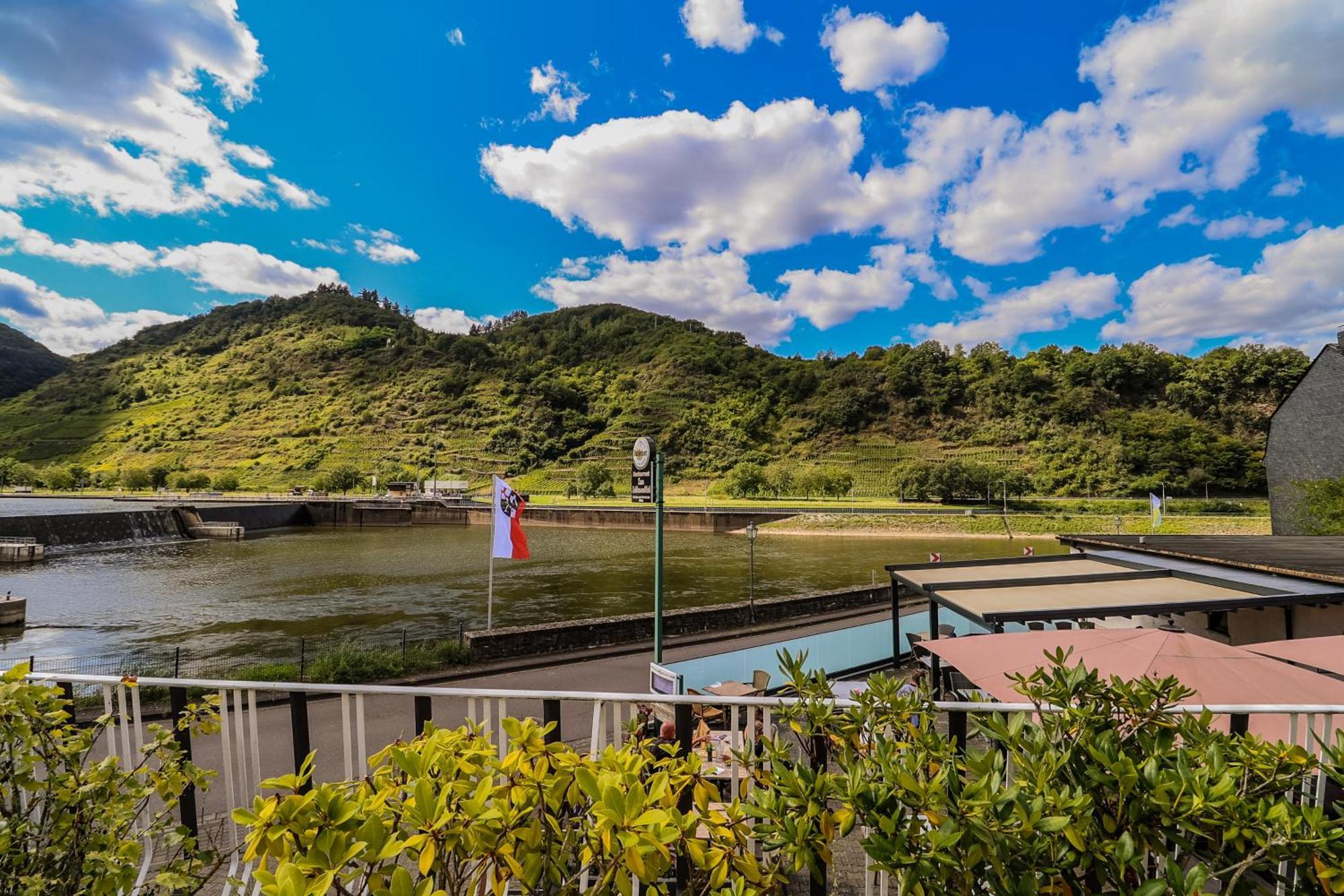Exklusive Moselidylle: Fewo Mit Traumhaftem Staustufenblick, Netflix, Terrasse Neef Exterior photo